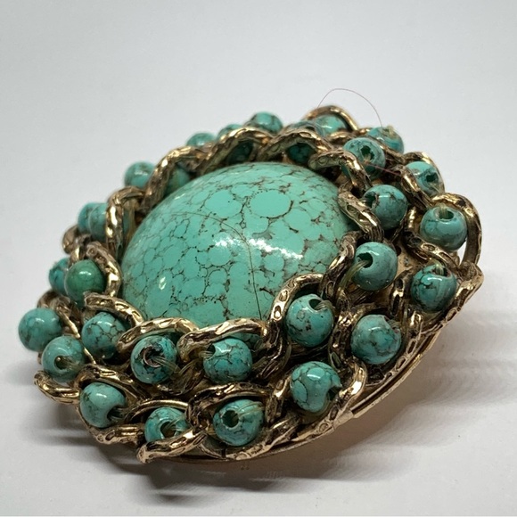 Vintage unsigned Hong Kong Hubble style acrylic turquoise beaded goldtone brooch - Picture 2 of 5